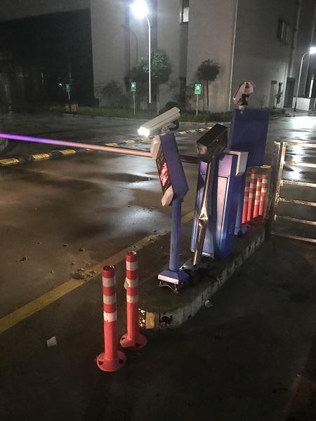 金山一工厂道闸被撞 连夜排查揪出两名醉驾者